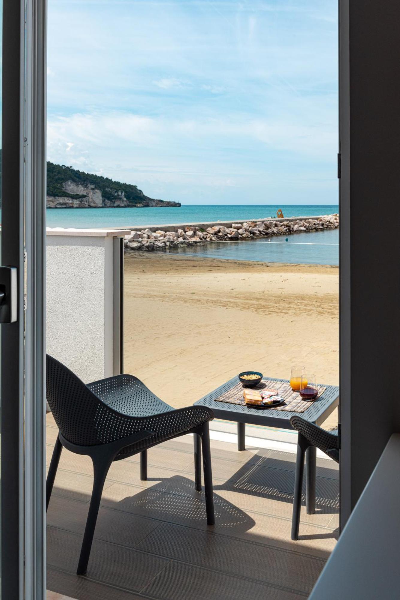 Marina Bay Beach Suites Peschici Exterior photo