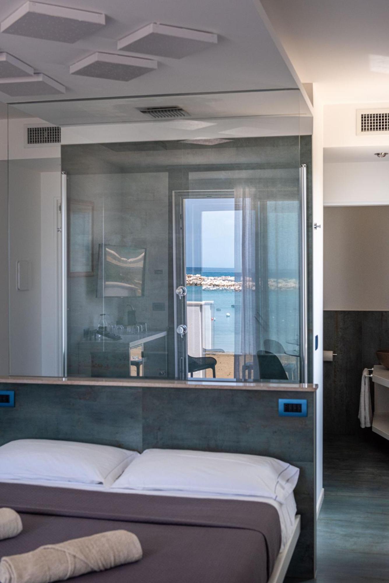 Marina Bay Beach Suites Peschici Exterior photo